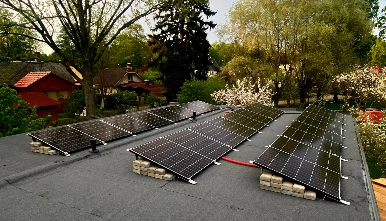 Jūrmala - 5.64 kW - Foxess 10 kW; Jinko N-type 470W - 12 GAB, Plakans jumts uz atsvariem