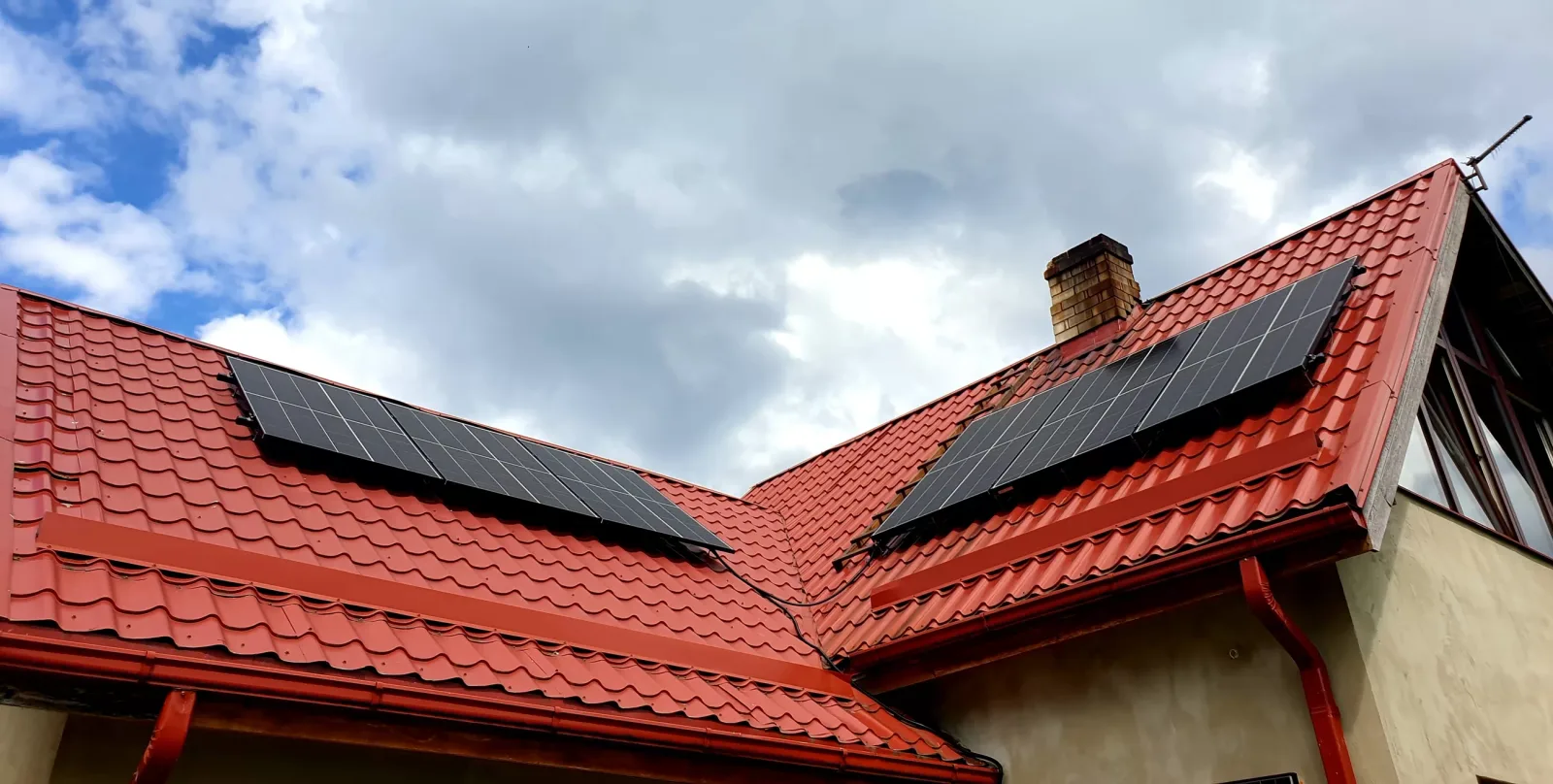 6 kW - Growatt autonomais invertors; Pylontech litija akumulators 2,4 kWh; Risen Black fra