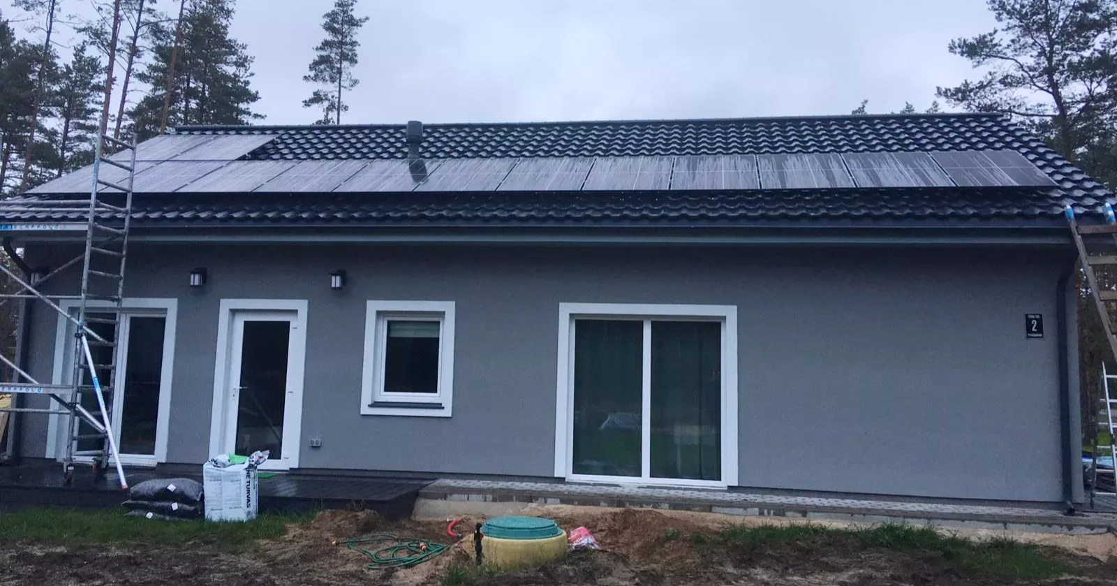 GARUPE 5,6 kW - Foxess invertors; Risen Black frame 400W paneļi 14 GAB; metāla dakstiņš