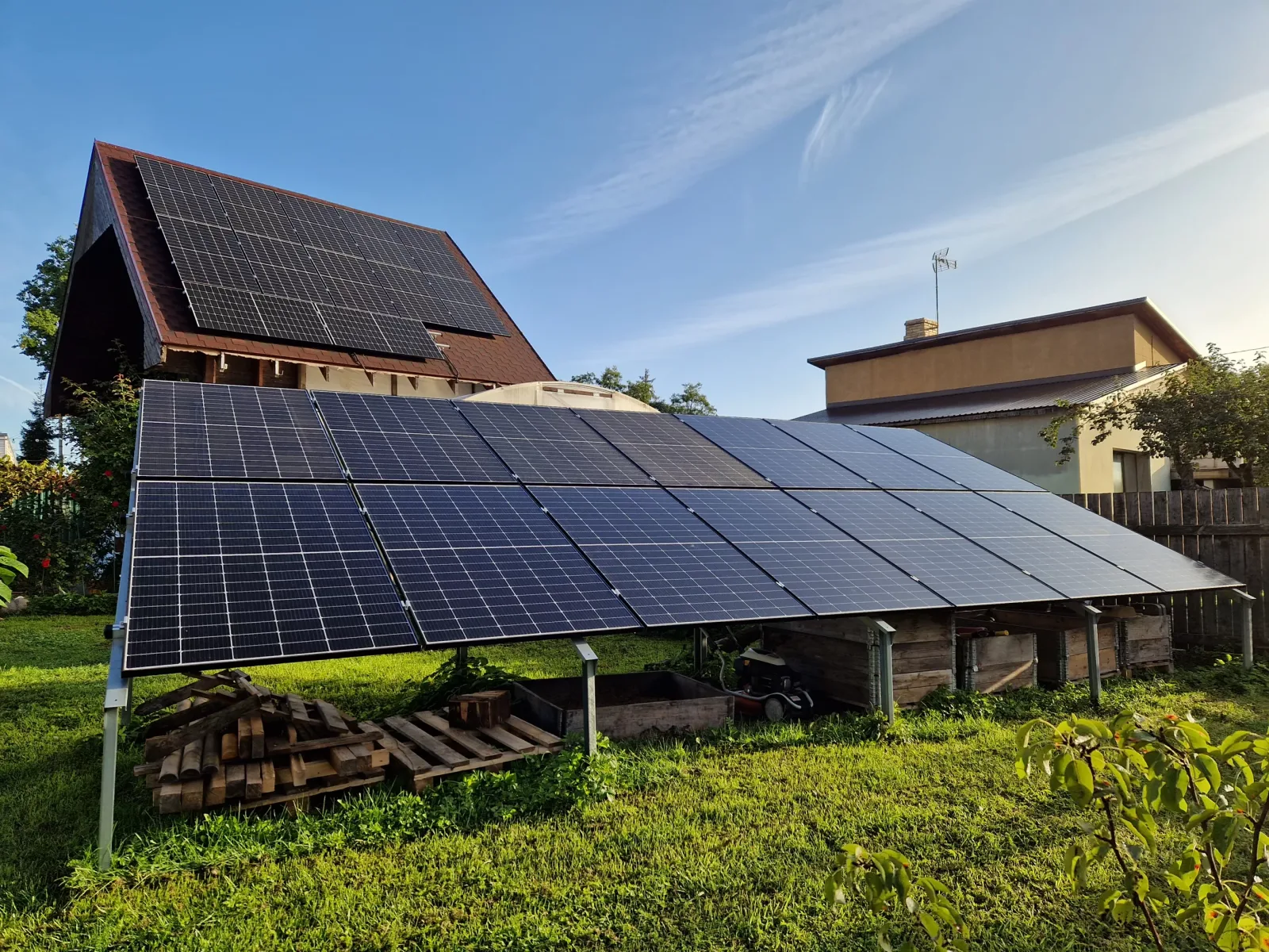 Rīga - Upesgrīvas iela 12 kW - Sofar 11 kW; Jinko black frame paneļi 460W - 26 GAB, zem